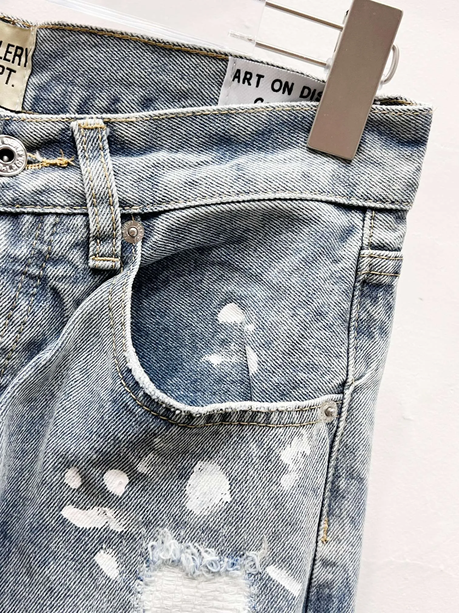 P250 Style number: (c063) GALLERY DEPT. Holes and random threads connected to denim bell-bottoms, washed and distressed spliced ​​jeans. GALLERY is attracted by these bell-bottoms. Whether it is a reset of Carhartt or Levis, it has created a strong brand style. Since these pants are modified from rare vintage, the production capacity is limited. Therefore, after many icons wore them, these pants were once hard to find. Later, perhaps due to the improvement of GD's business in the past two years and the expansion of production lines, the brand itself lowered the price, so I can't wait any longer for these pants this year and will definitely buy them. During the process of the denim washing plant, the owner of the washing plant helped introduce a boss who had worked for Levi's foundry and started his own business. This also paved the way for the following styles. Therefore, Levi's remodeled single product for the base plate is really familiar. Whether it is the fabrics supplied or the lathes used in production, there is nothing to choose from.  Color: blue Size: 28-30-32-34-36